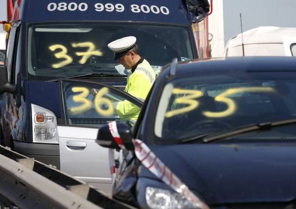 Reuters - Un polic&#237;a enumera los 130 veh&#237;culos implicados en este accidente.