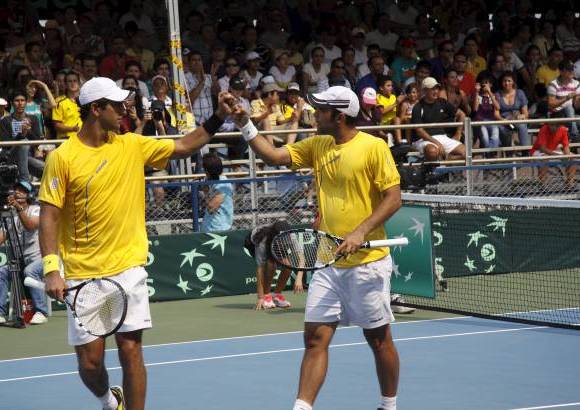 Colprensa - La pareja de Juan S. Cabal y Robert Farah venció en cinco sets a Uruguay.