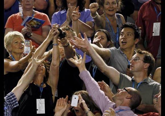 Reuters - Los aficionados se pelean por quedarse con una mu&#241;equera de Federer.