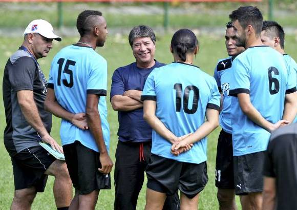 Juan Antonio Sánchez - El técnico Hernán Darío Gómez y el asistente Pánzer Carvajal en una amena charla con el grupo.