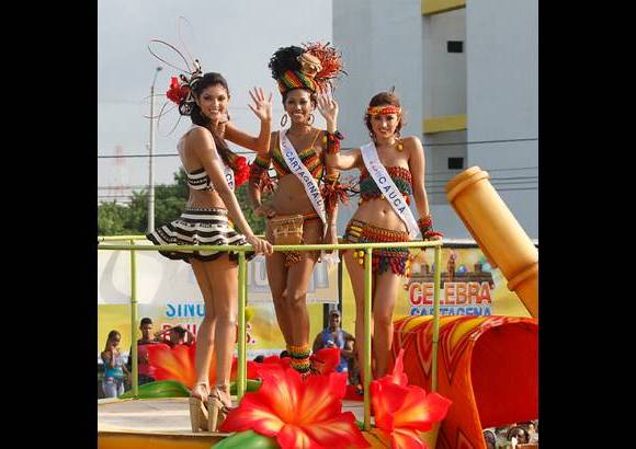 Foto Colprensa - Cartagena se convirti&#243; en un gran carnaval, con el tradicional desfile de carrozas, que dio inicio a las fiestas populares y a las actividades centrales del Concurso Nacional de Belleza. Las 25 candidatas estuvieron radiantes.