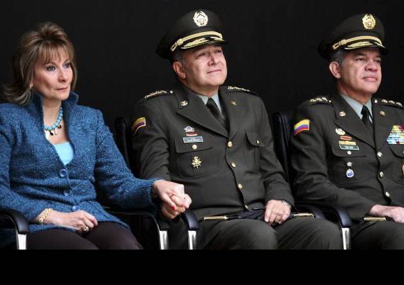 Foto Manuel Saldarriaga - Durante la despedida es evidente lo dif&#237;cil que es para el general Naranjo el decirle adi&#243;s a la Instituci&#243;n. Est&#225; acompa&#241;ado de su esposa y del general Le&#243;n Ria&#241;o.
