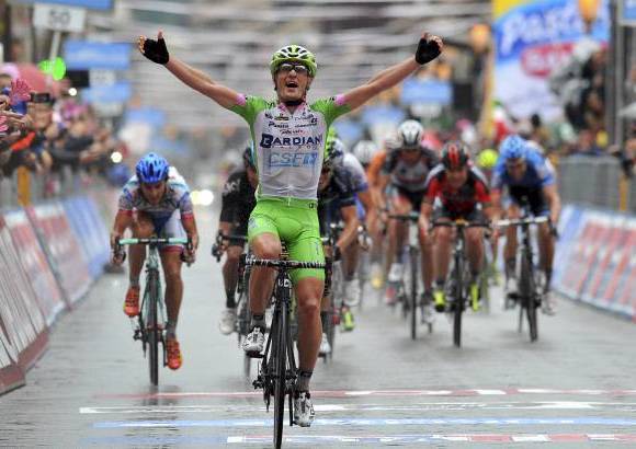 AP - Enrico Battaglin (Bardiani), mostr&#243; sus habilidades para imponerse en una carrera pasada por el agua y dos significativos ascensos.
