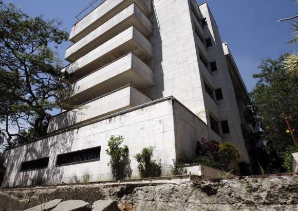 FOTO ARCHIVO EL COLOMBIANO - Entre las excentricidades del extinto capo est&#225; la construcci&#243;n de un edificio de ocho pisos llamado M&#243;naco, en el barrio El Poblado, uno se los sectores m&#225;s exclusivos de la ciudad de Medell&#237;n. En &#233;l habitaba parte de su familia y que sufri&#243; un fuerte atentado con carro bomba por parte del Cartel de Cali, con quien mantuvo una sangrienta guerra.