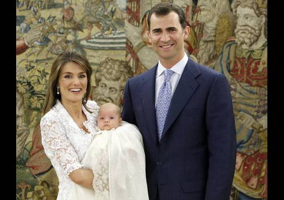 AP - La princesa Letizia y el pr&#237;ncipe Felipe, posan con su hija Sof&#237;a antes del bautismo en el Palacio de la Zarzuela en 2007