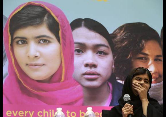 RE - La j&#243;ven pakistan&#237; Malala Yousafzai de 16 a&#241;os atiende a los medios de comunicaci&#243;n en Estados Unidos.