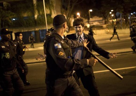AP - Tambi&#233;n se realizaron protestas esta semana en R&#237;o de Janeiro contra el aumento de los servicios p&#250;blicos.