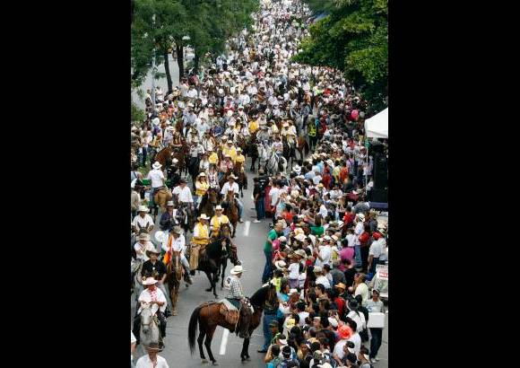 Esteban Vanegas - El Desfile a Caballo Feria de las Flores inició al medio día en la estación Ayurá del metro sobre la Avenida Regional.