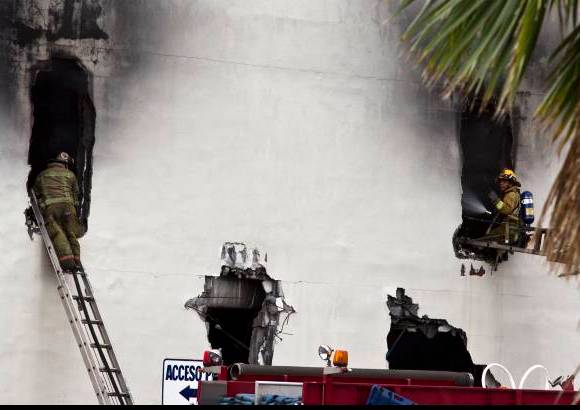 AP - Para rescatar a los sobrevivientes y los cadáveres, los organismos tuvieron que derribar varios muros.