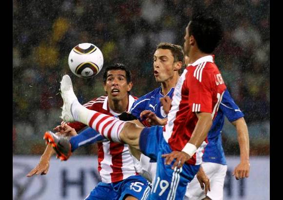 AP - El combinado paraguayo no logró hacerse con el dominio del balón y desplegar el juego ofensivo de gran nivel que mostró en la fase eliminatoria suramericana, aunque supo contener el ímpetu italiano con un ordenado juego de sus líneas defensivas.