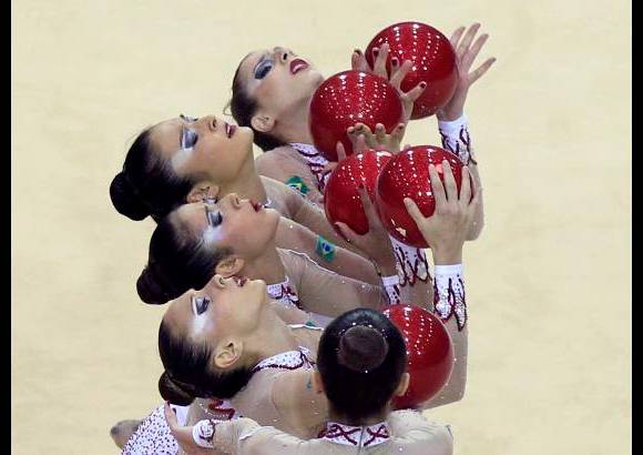 Reuters - La gimnasia r&#237;tmica tambi&#233;n permite que los lentes de los fot&#243;grafos se enloquezcan y capturen bellos momentos.