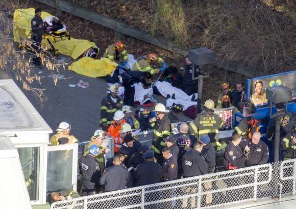AP - Las primeras im&#225;genes de televisi&#243;n mostraron a los servicios de emergencia de la Polic&#237;a y Bomberos tratando de sacar a los pasajeros atrapados a&#250;n dentro de los vagones.