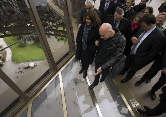 AFP - Acompañada por los responsables de la remodelación y parte de los descendientes de Gustave Eiffel, el arquitecto original del emblemático monumento, la alcaldesa de París, Anne Hidalgo, inauguró unas instalaciones cuyo resultado final, destacó, "supera incluso al proyecto inicial".