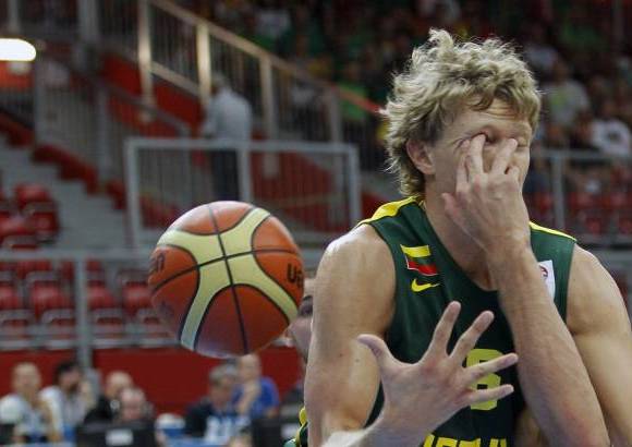 AP - Un accidente en medio del partido de basquetbol ocurri&#243; en la EuroBasket. Mindaugas Kuzminskas de Lituania pelea por el bal&#243;n y con Kaspars Berzins de Letonia y sufri&#243; un doloroso golpe en su ojo derecho.