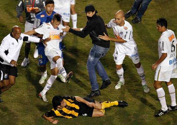 Reuters - La final enfrent&#243; a los dos primeros clubes en alcanzar el t&#237;tulo en el certamen, reeditando la definici&#243;n de 1962 cuando Santos alz&#243; el trofeo e impidi&#243; al conjunto uruguayo sumar su tercera corona seguida.