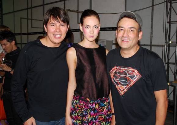 Cortes&#237;a C&#225;mara l&#250;cida - Jairo Due&#241;as, director de Cromos, la se&#241;orita Antioquia Macri V&#233;lez, y el periodista Sergio Barbosa, de Estilo RCN. Ellos eligieron las camisetas como su prenda de la noche. Nos gusta la de Sergio, muy a lo superh&#233;roe.