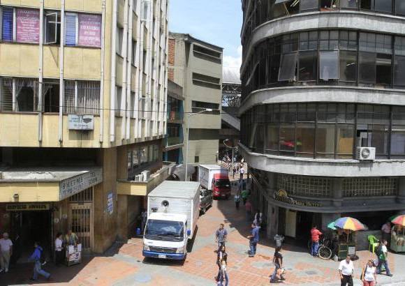 Róbinson Sáenz - El pasaje que comunica a Palacé con Bolívar se conoce popularmente como el "portacomida", un sitio de paso tradicional en la ciudad, pero invadido de carros descargando mercancía.