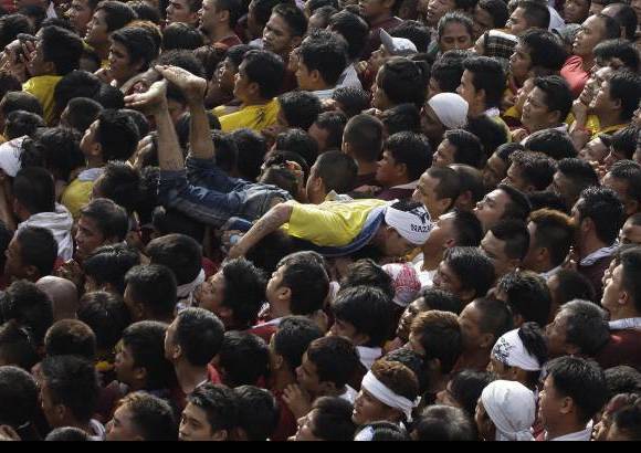 AP - La avalancha se produjo tras la misa, cuando miles de fieles intentaron aproximarse al carruaje en el que es transportada cada a&#241;o para regocijo popular y a la que un sector de la poblaci&#243;n atribuye dones milagrosos.