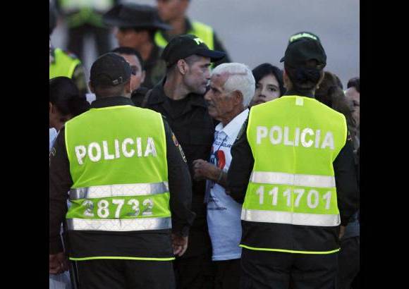 Reuters - El intendente Jorge Trujillo Solarte, acompañado por su padre, visiblemente emocionado tras el reencuentro.