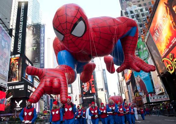 AP - Cada a&#241;o el Hombre Ara&#241;a es uno de los globos que m&#225;s aplausos obtiene.