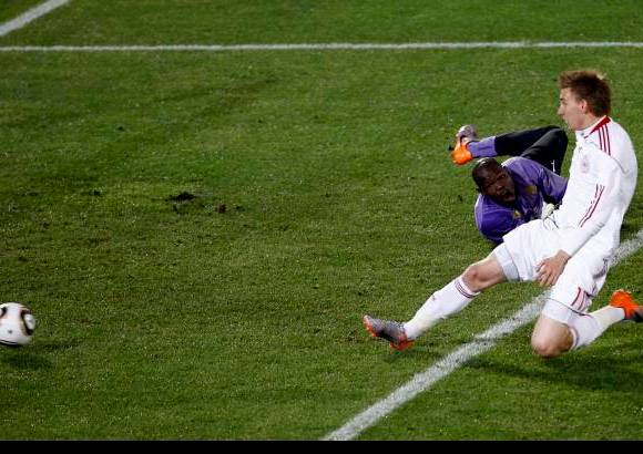 Reuters - En un duelo entre equipos que se jugaban el todo por el todo tras sufrir sendas derrotas en sus debuts, Dinamarca no baj&#243; los brazos y ejecut&#243; a la perfecci&#243;n el recurso del contraataque para revertir un resultado que le hund&#237;a.