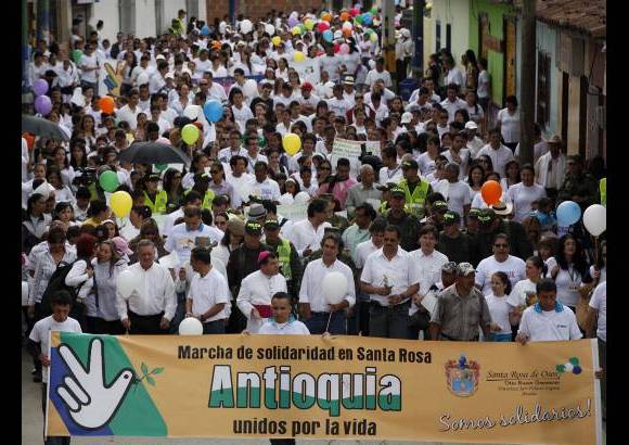 Manuel Saldarriaga - Con una multitudinaria marcha, los santarrosanos condenaron la masacre de diez campesinos en una finca tomatera de la vereda Aguaditas.