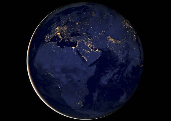 Nasa - Foto: continentes de &#193;frica y Europa. Este instrumento utiliza filtros para observar la luces se&#241;ales lum&#237;nicas d&#233;biles que ser&#237;an imperceptibles en el espacio tales como las luces de las ciudades, las auroras y los incendios forestales.