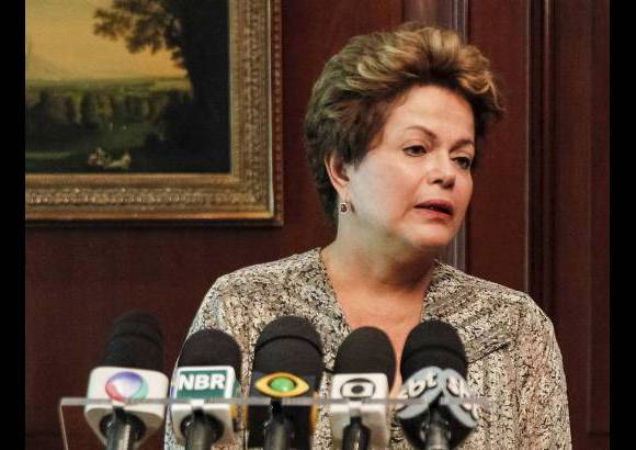 Reuters - La presidenta brasile&#241;a, Dilma Rousseff, cancel&#243; su agenda en Santiago de Chile, en donde participaba en la Cumbre Celac-UE.