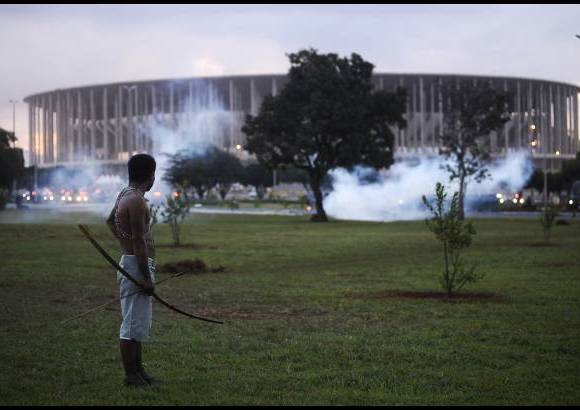 REUTERS - La protesta, llevada a cabo por m&#225;s de 1.000 personas, se produjo en la hora de mayor tr&#225;fico vehicular en el sector adyacente al Estadio Nacional Man&#233; Garrincha, el recinto m&#225;s costoso para el evento que comienza en 16 d&#237;as.