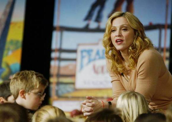 Foto AP - Entre las muchas facetas de Madonna, que adem&#225;s de cantante ha sido actriz, modelo, bailarina y empresaria, sorprenda su vena como escritora. En estan imagen dialoga con estudiantes sobre Mr. Peabody&#39;s Apples.