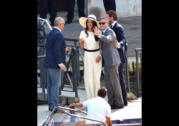 AP - La abogada, entre las cien m&#225;s reconocidas del mundo y especializada en derechos humanos, vest&#237;a una blusa y pantalones blancos acompa&#241;ados por un cintur&#243;n negro y una pamela tambi&#233;n blanca, mientras Clooney llevaba un traje gris con corbata.