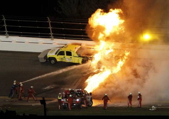 Reuters - El piloto colombiano Juan Pablo Montoya perdi&#243; el control de su carro en la vuelta 160 de la prueba de las 500 Millas de Daytona de la competici&#243;n Nascar y choc&#243; contra un cami&#243;n de secado de la pista que provoc&#243; un incendio y la paralizaci&#243;n de la carrera.
