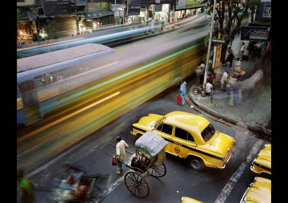Reuters - Martin Roemers, un fot&#243;grafo de Panos Pictures con sede en los Pa&#237;ses Bajos, gan&#243; en la categor&#237;a Vida Cotidiana con la serie Metr&#243;polis. La foto muestra una escena urbana en Calcuta, India.