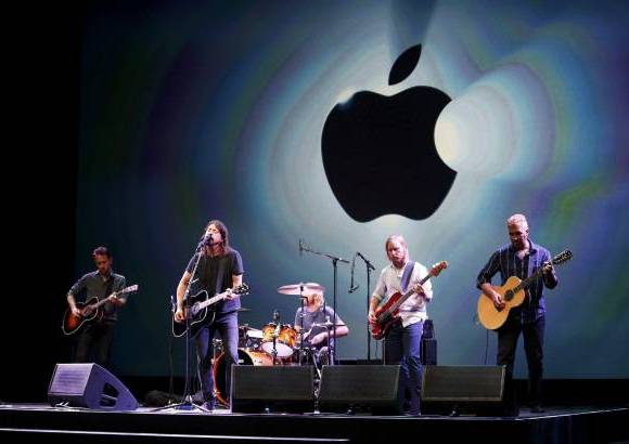 Reuters - La presentaci&#243;n del nuevo iPhone 5 de Apple cerr&#243; con un concierto de Foo Fighters.