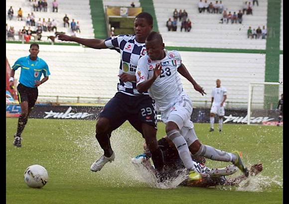 Colprensa - Chaparrón de agua y goles en la victoria del Caldas. Los de Manizales ganaron 3-1 al Chicó.