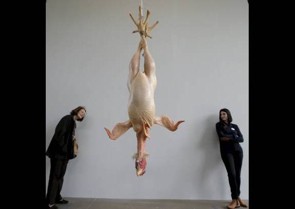 - El artista hiperrealista Ron Mueck presentó en París una nueva colección de obras impactantes.