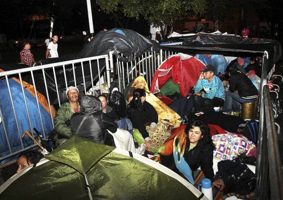 Foto R&#243;binson Saenz - El puente peatonal de San Juan sirvi&#243; de refugio para pasar la noche.