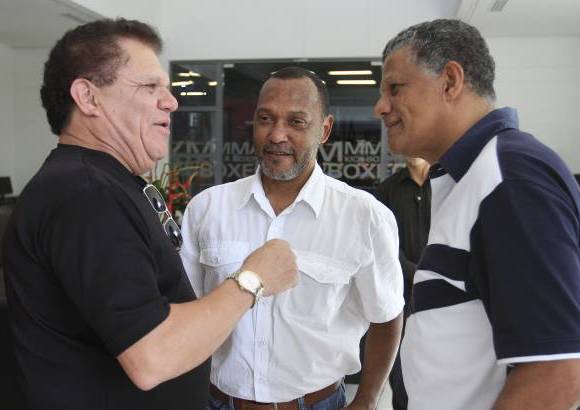 R&#243;binson S&#225;enz - Gabriel Romero, Ponciano Castro y &#193;lvaro Santamar&#237;a. El primero canta el himno escarlata: &quot;no necesito que est&#233;s arriba, para querete glorioso DIM&quot;.