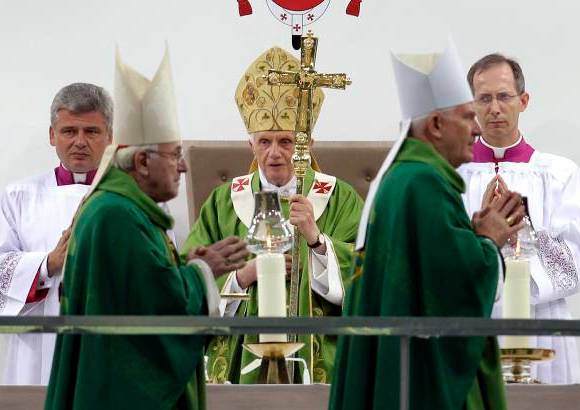 AP - En esta jornada el papa se reunió también con representantes judíos, ante los que condenó el nazismo y acusó al "omnipotente" Hitler de ser un "ídolo pagano" que quería sustituir a Dios. Ratzinger subrayó que las horribles imágenes de los campos de concentración "mostraron de lo que puede ser capaz el hombre que rechaza a Dios y el rostro que puede asumir un pueblo".