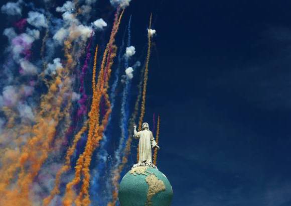 Reuters - Juegos pirot&#233;cnicos se ven detr&#225;s del divino salvador del mundo monumento en San Salvador en las fiestas agostinas, en alusi&#243;n al mes de agosto, que se celebran anualmente del 1 al 6 de dicho mes.