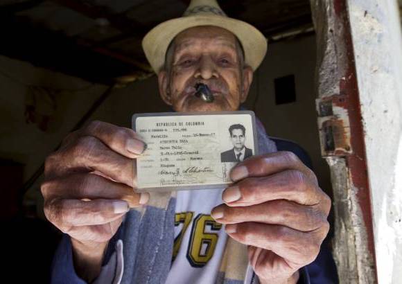 Esteban Vanegas - El mismo Marco exhibe con orgullo su c&#233;dula. &#201;l es consciente de su longevidad y est&#225; orgulloso de ella.