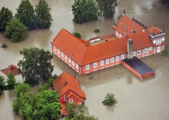 AP - Vista a&#233;rea del r&#237;o Moldava al norte de Praga.