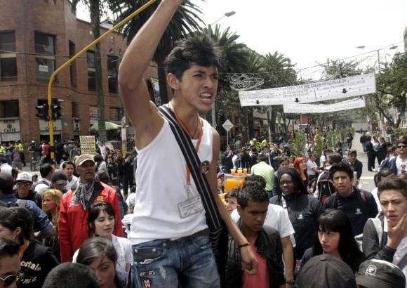Colprensa - En Bogotá se pudieron ver desde grupos de estudiantes del Sena que reclamaban por la escasa financiación que reciben, hasta funcionarios judiciales en huelga.