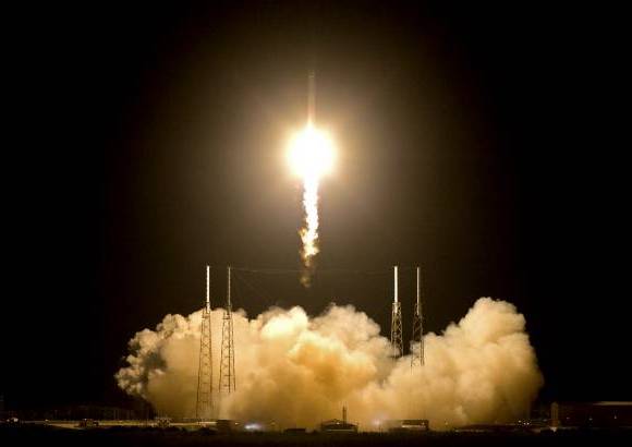 AP - El cohete Falcon 9 fue lanzado cuando la EEI orbitaba sobre el Atl&#225;ntico norte, y unos diez minutos despu&#233;s la confirmaci&#243;n de que la c&#225;psula Dragon hab&#237;a alcanzado su &#243;rbita caus&#243; j&#250;bilo en la sala de control de misi&#243;n y entre los j&#243;venes t&#233;cnicos de SpaceX.