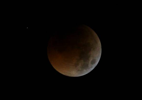 AP - La Luna no se oscureci&#243; del todo porque recib&#237;a luz solar indirecta refractada desde la atm&#243;sfera de la Tierra.