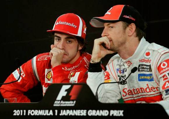 Reuters - Vettel desafió brevemente a Alonso (izquierda) por el segundo lugar cuando quedaban 10 vueltas, pero para él no tenía ningún sentido tomar riesgos con el campeonato asegurado si terminaba en tercer sitio. Terminó 2,006 segundos detrás de Button (derecha).