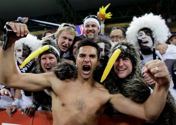 Reuters - La felicidad de los hinchas de Nueva Zelanda, acompañados por el jugador Rory Fallon.