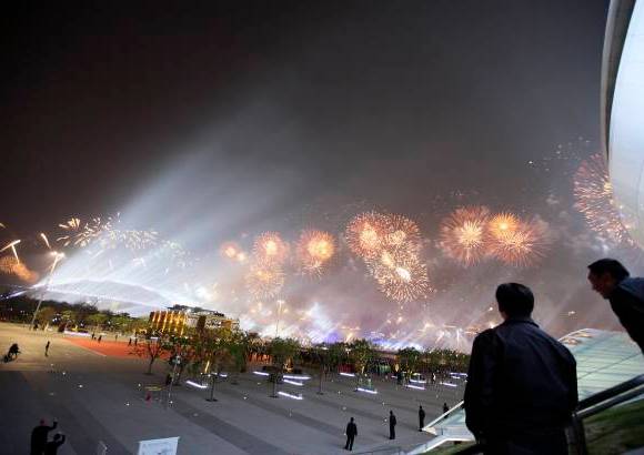 AP - El Gobierno chino invirtió 4.200 millones de dólares, una cifra que ya supone el doble del presupuesto destinado a los Juegos Olímpicos de Pekín 2008 y convierte a la de Shanghái en la Expo más cara de la historia.