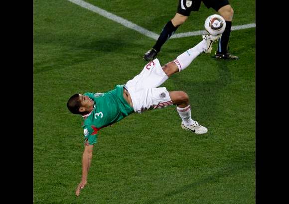 AP - M&#233;xico se mostr&#243; m&#225;s ofensivo en el inicio del partido, mientras que Uruguay se plant&#243; unos metros m&#225;s atr&#225;s en el campo de juego y tuvo contraataques peligrosos.