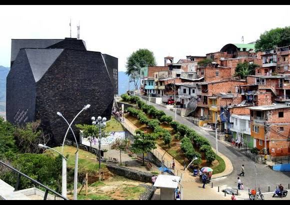 FOTO EL COLOMBIANO - Espacios dise&#241;ados para contribuir a la transformaci&#243;n de la ciudad desde los &#225;mbitos educativo, cultural y social. En los parques biblioteca convergen distintas instituciones en un mismo espacio para generar tejido social y plantear un nuevo estilo de convivencia.